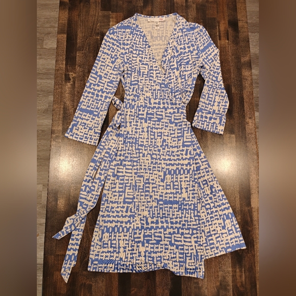 Diane Von Furstenberg Dresses & Skirts - 100% Silk wrap dress Diane Von Furstenberg Blue & White